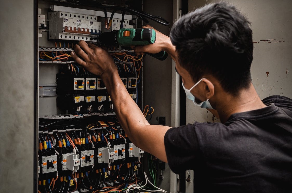 Professional electrician working in Concord, CA
